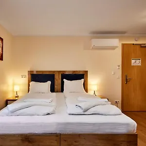 לבקר במלון